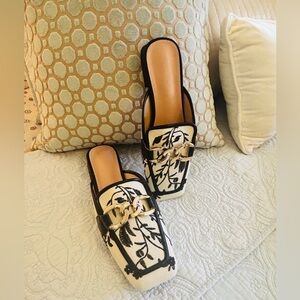 NWOT Elegant Black and Cream Women's Mules - size 40/9